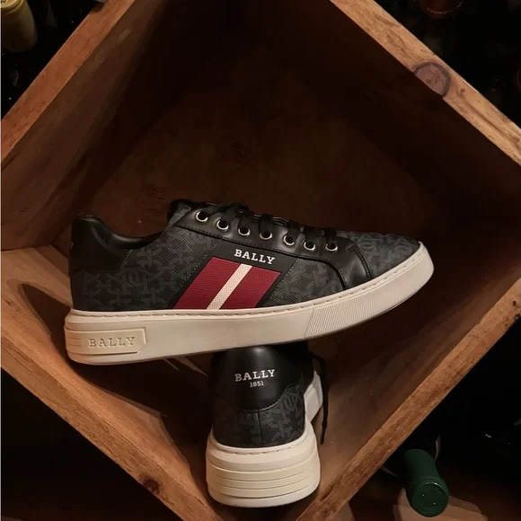 Bally Men's Black and Red Sneakers
